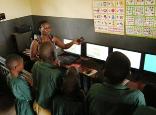 Teacher_Brenda_giving_a_basic_computer_lesson.JPG